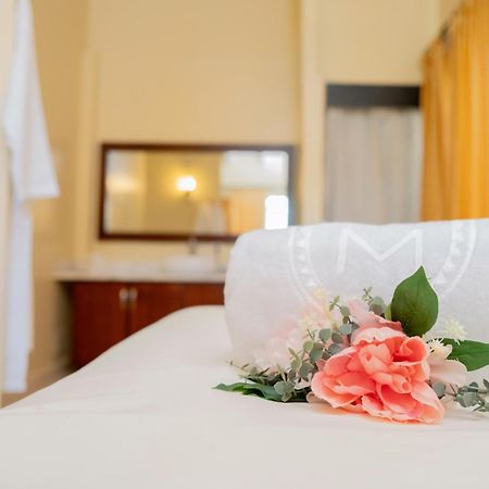 Majestic Colonial Punta Cana (Adults Only) Exterior foto A bed with a flower