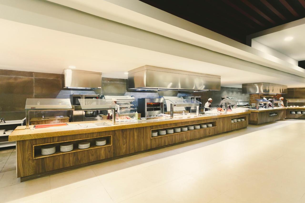 Majestic Colonial Punta Cana (Adults Only) Exterior foto A commercial kitchen