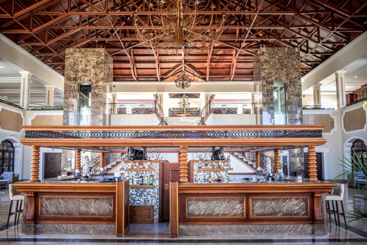 Majestic Colonial Punta Cana (Adults Only) Exterior foto The bar at the lobby