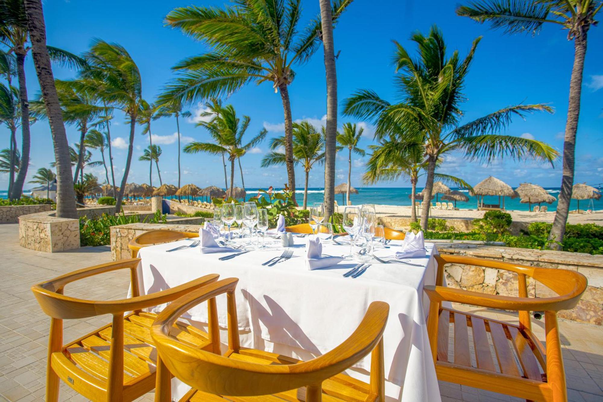 Majestic Colonial Punta Cana (Adults Only) Exterior foto Outdoor dining at the Iberostar Grand Hotel Bávaro