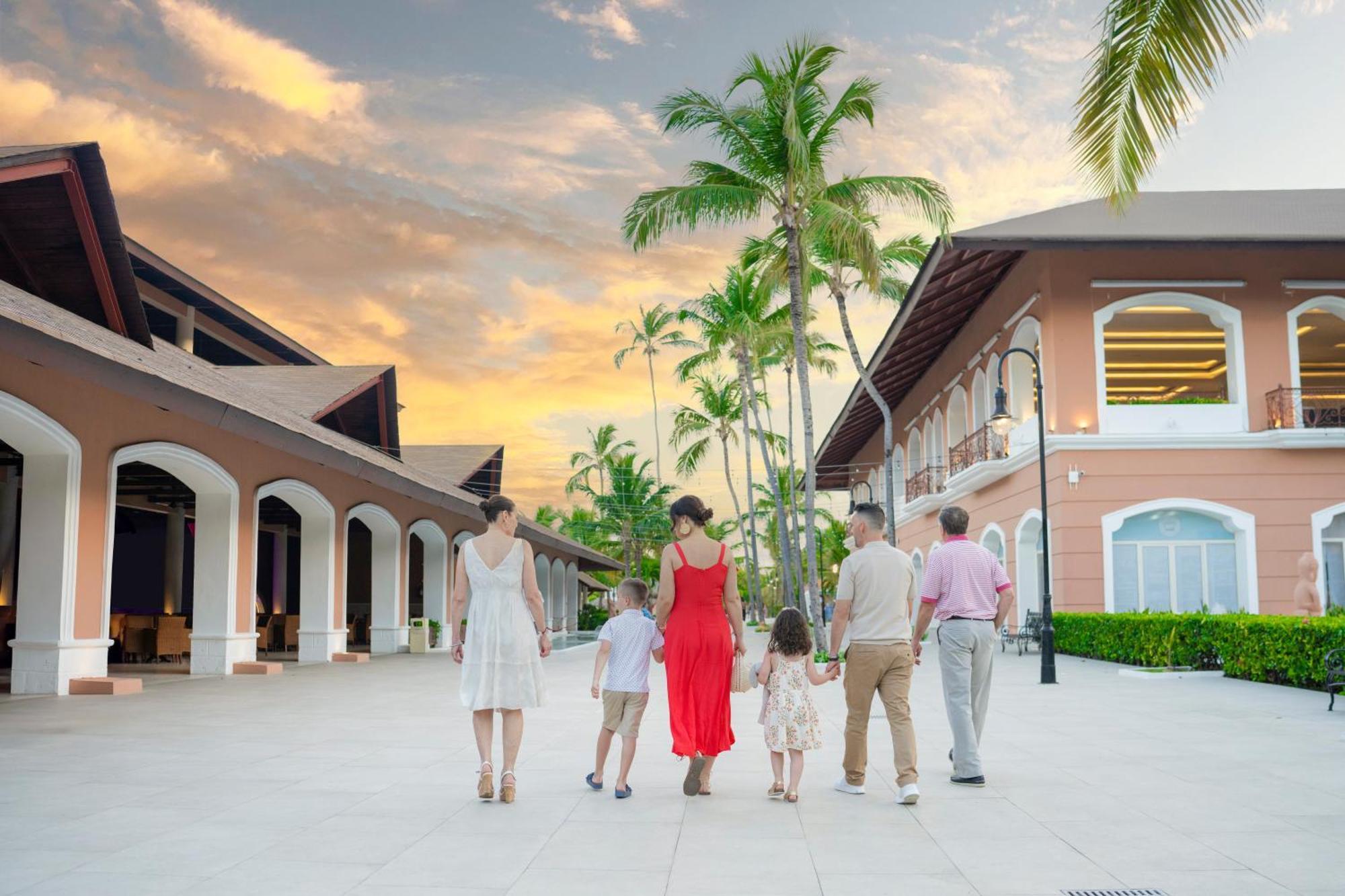 Majestic Colonial Punta Cana (Adults Only) Exterior foto The Village at Atlantis Paradise Island