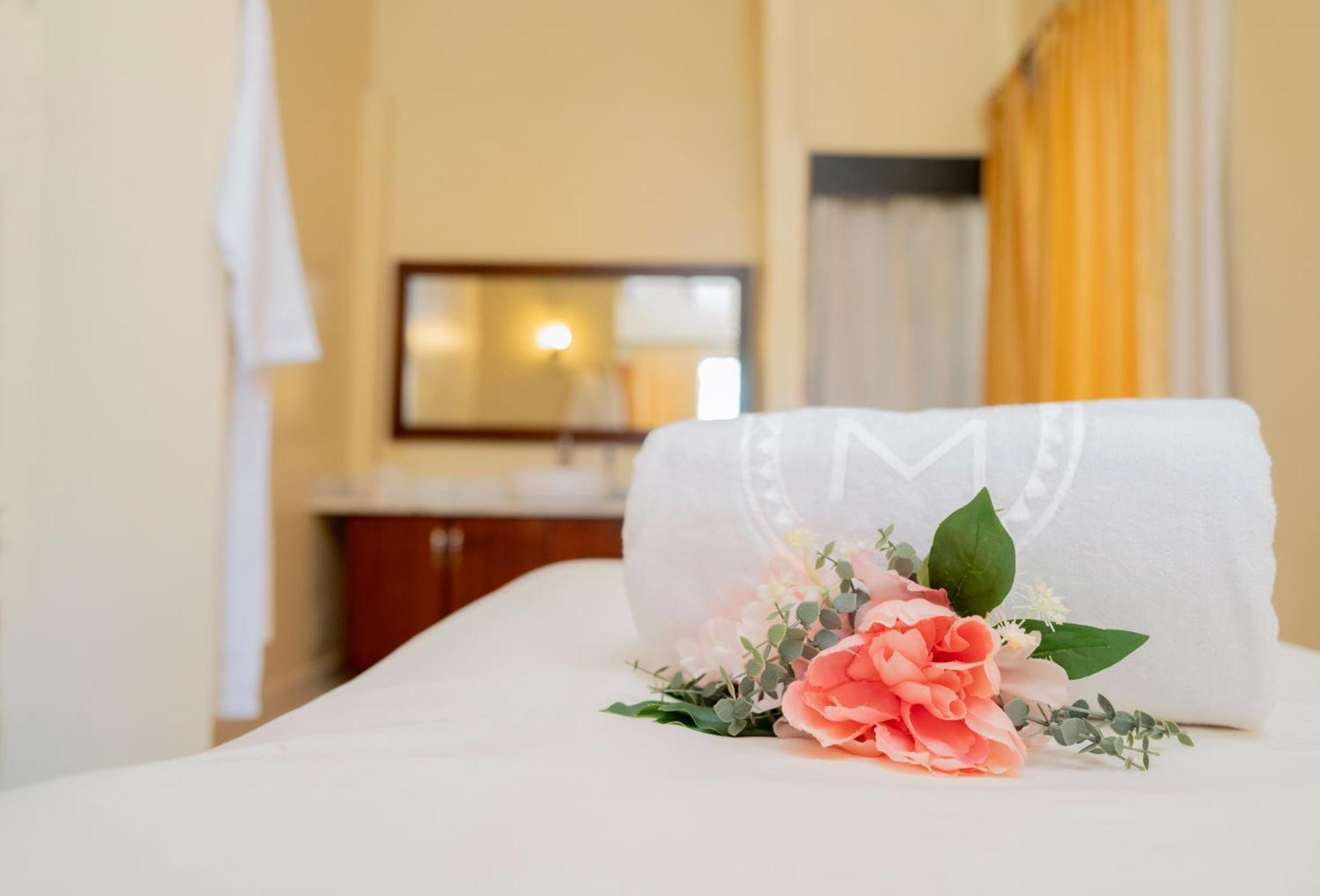 Majestic Colonial Punta Cana (Adults Only) Exterior foto A bed with a flower