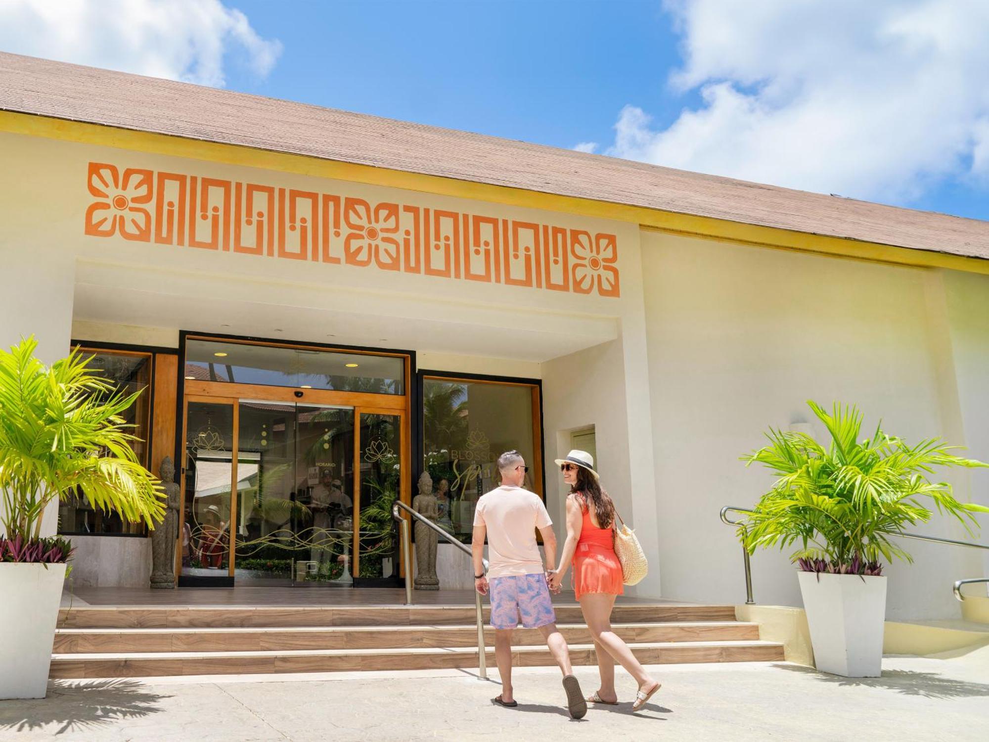 Majestic Colonial Punta Cana (Adults Only) Exterior foto Entrance to the hotel