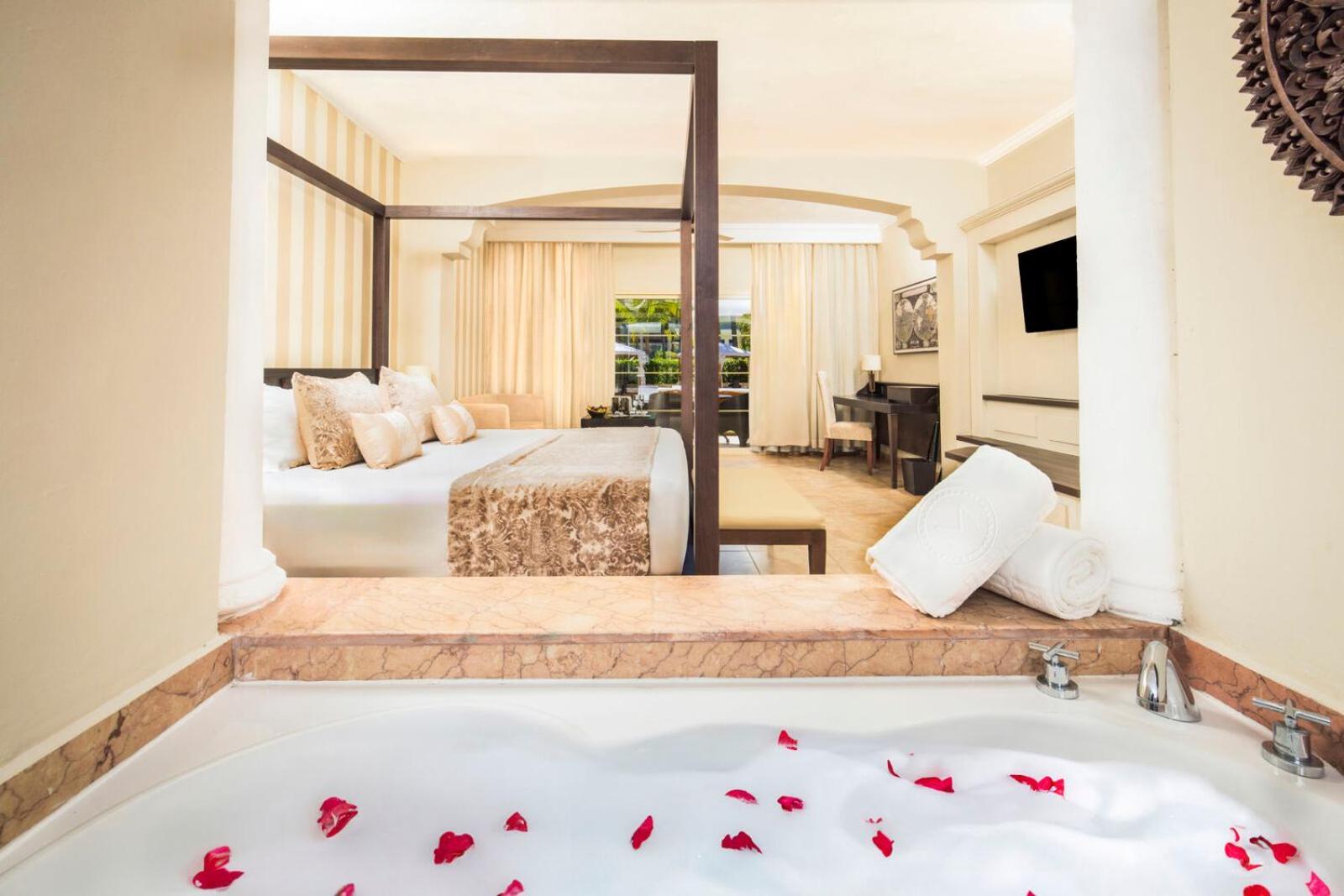 Majestic Colonial Punta Cana (Adults Only) Exterior foto A bathroom at the hotel