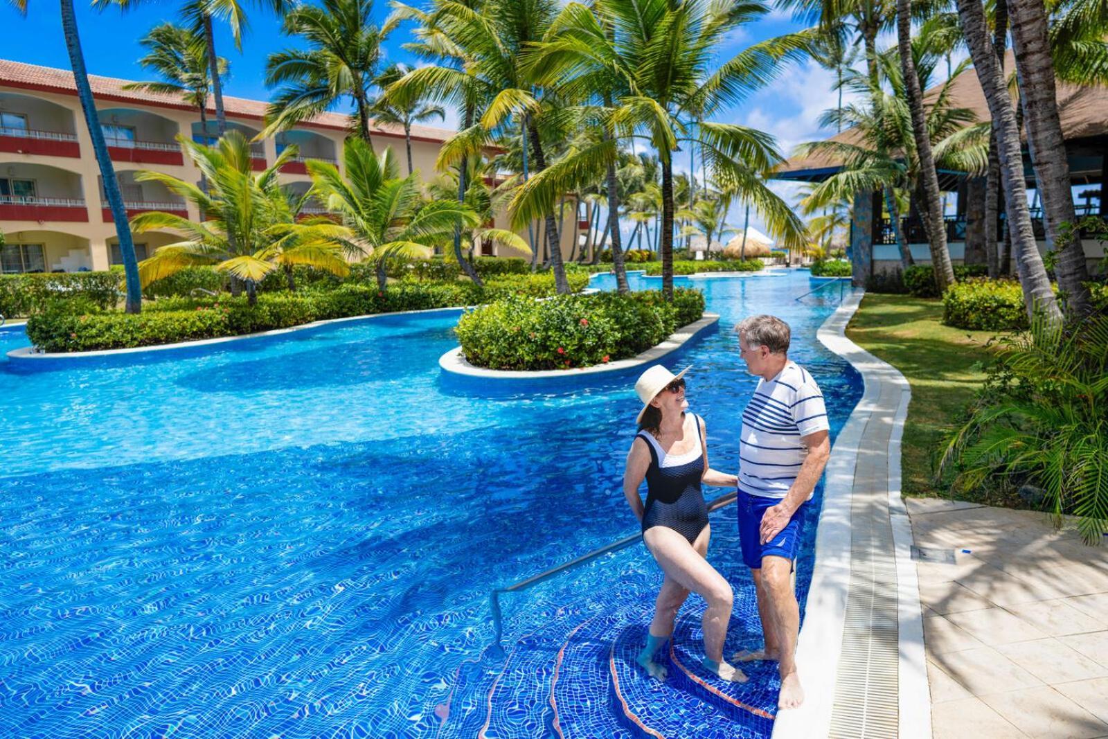 Majestic Colonial Punta Cana (Adults Only) Exterior foto A couple at a resort in Punta Cana, Dominican Republic